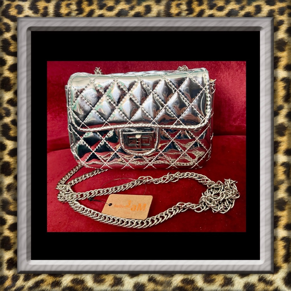 👑✅PRICE FIRM✅Metallic Silver Quilted Chain Crossbody Bag. Brand New!